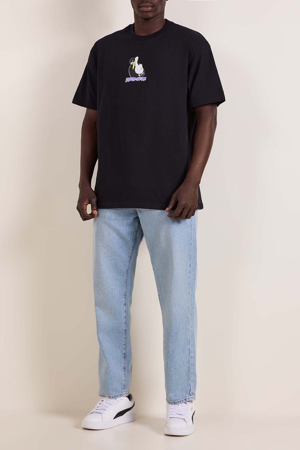 תמונת כל הלוק של חולצת טי